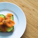 Salmone affumicato su un piatto, evidenziando i rischi per la salute del consumo eccessivo.