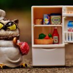 Caffè macinato in una ciotola per assorbire odori dal frigorifero.