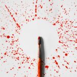 Immagine di un tessuto macchiato di sangue con un rimedio per la pulizia in evidenza.