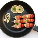 Padella in Teflon con superficie lucida e pulita, pronta per la cottura.