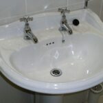 Immagine di un bagno con ceramica opaca, mostrando tecniche di pulizia efficaci.