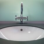 Ceramica del lavabo sbiancata, con prodotti naturali, secondo il trucco della nonna.