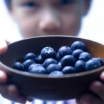Mirtilli freschi su un tavolo, simbolo dei benefici per cervello e memoria.