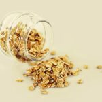 Tazza di avena con frutta fresca, simbolo di salute per cuore e fegato.