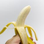 Banane fresche su un tavolo, simbolo dei benefici per cuore e reni se consumate quotidianamente.