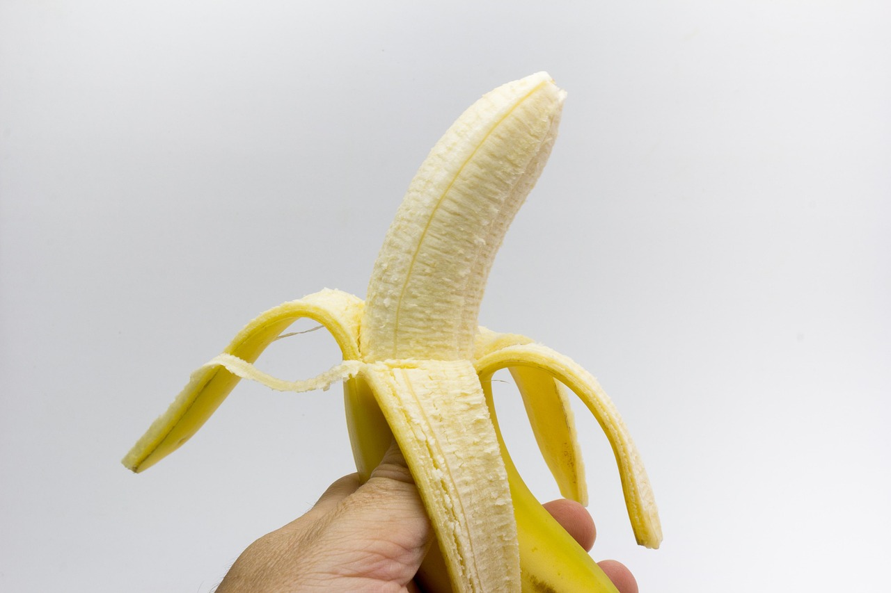 Banane fresche su un tavolo, simbolo dei benefici per cuore e reni se consumate quotidianamente.