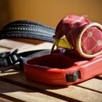 Guinzaglio allungabile con cane in passeggiata, simbolo di praticità e rischi per la sicurezza animale.