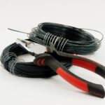 Filo di rame utilizzato per modellare rami di bonsai in un giardino zen.