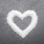 Varietà di sali alimentari con informazioni su benefici per cuore e reni.