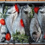 Pesce ricco di omega-3, ideale per la salute del cervello e raccomandato per una dieta equilibrata.