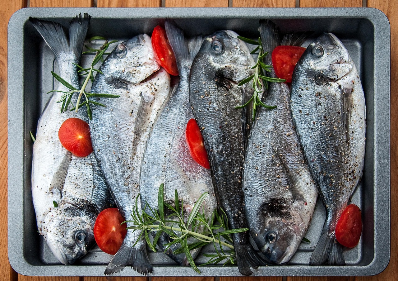Pesce ricco di omega-3, ideale per la salute del cervello e raccomandato per una dieta equilibrata.