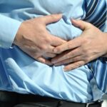 Immagine che illustra il fegato umano con evidenziazione del tumore e sintomi associati.