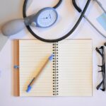 Uomo di 50 anni in visita medica, discussione con il medico sui controlli sanitari.